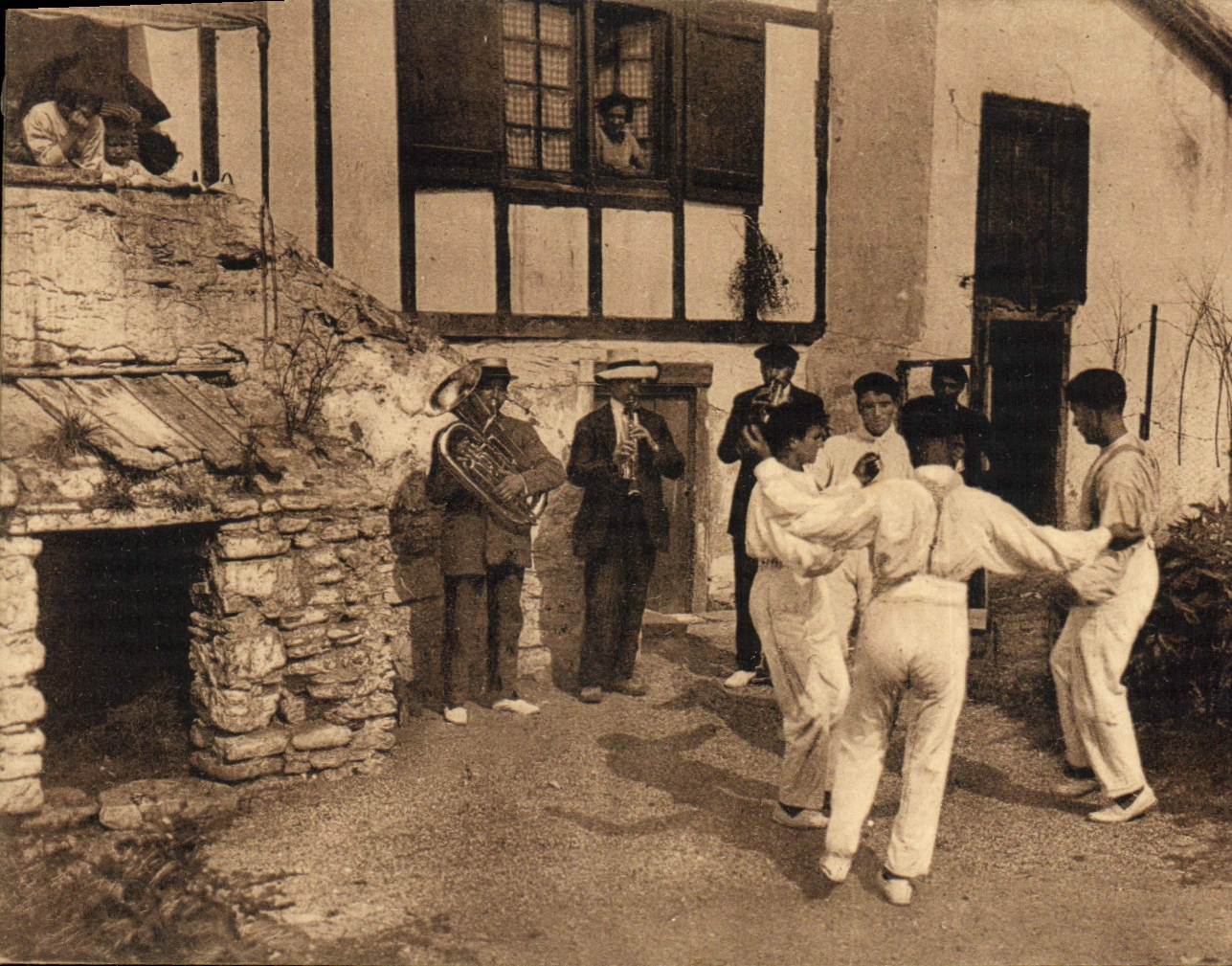CPA Folklore Guethary Pays basque Danseurs basques Danse du Fandango 