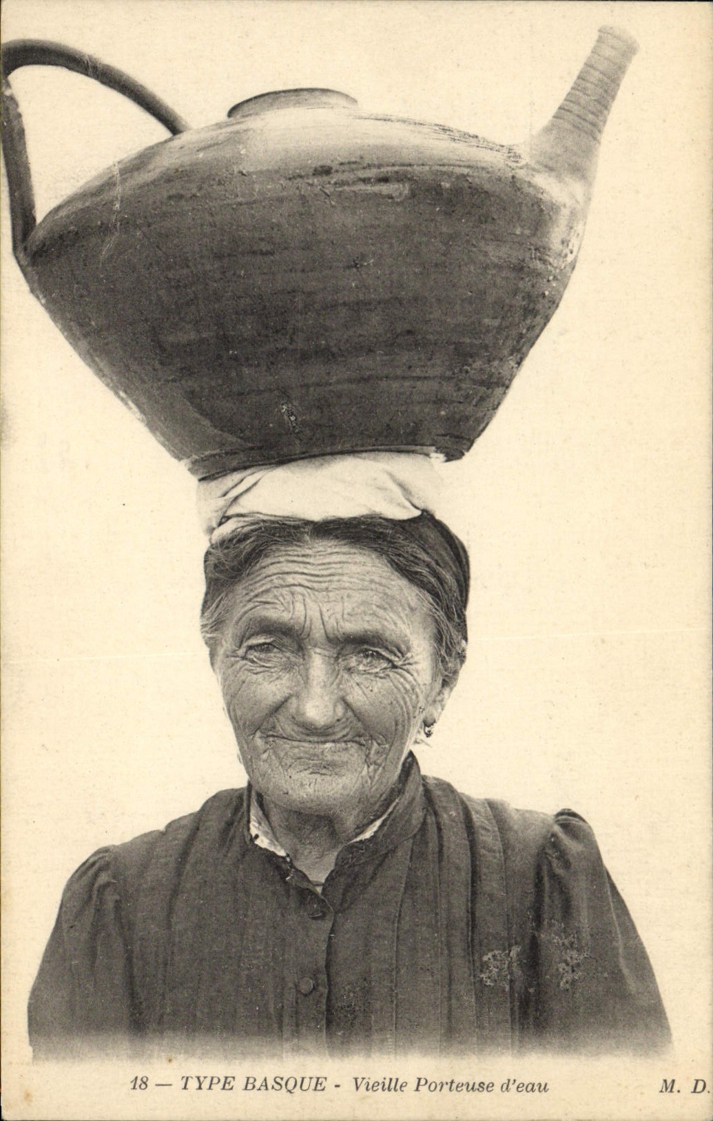 CPA Folklore Type basque Vieille porteuse d'eau