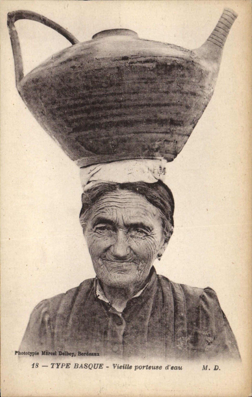 CPA Folklore Type basque Vieille porteuse d'eau