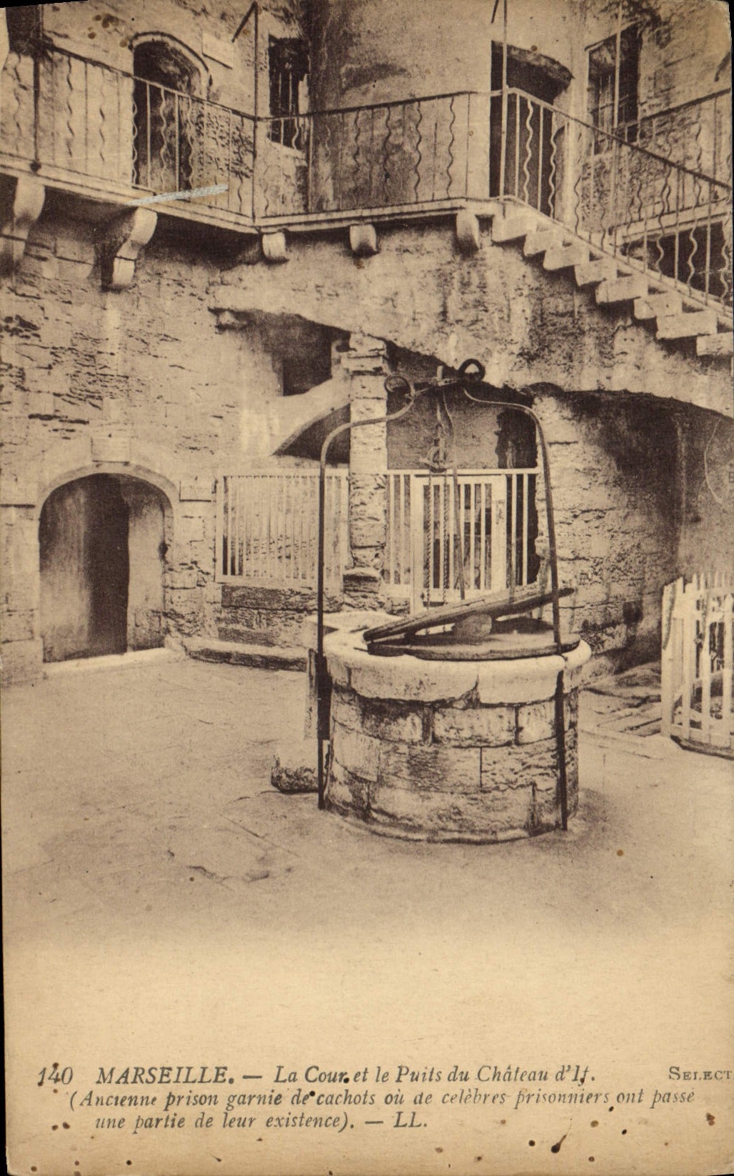 CPA Marseille La Cour et le Puits du Chateau d'If Ancienne prison