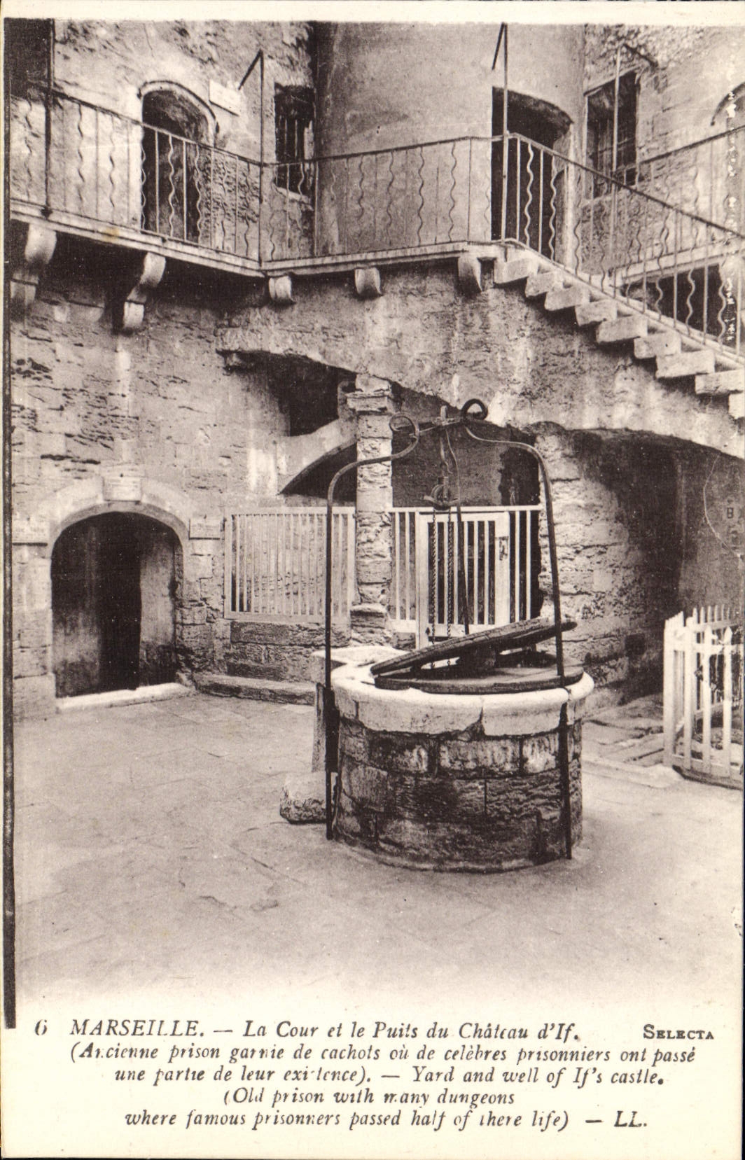 CPA Marseille La Cour et le Puits du Chateau d'If Ancienne prison