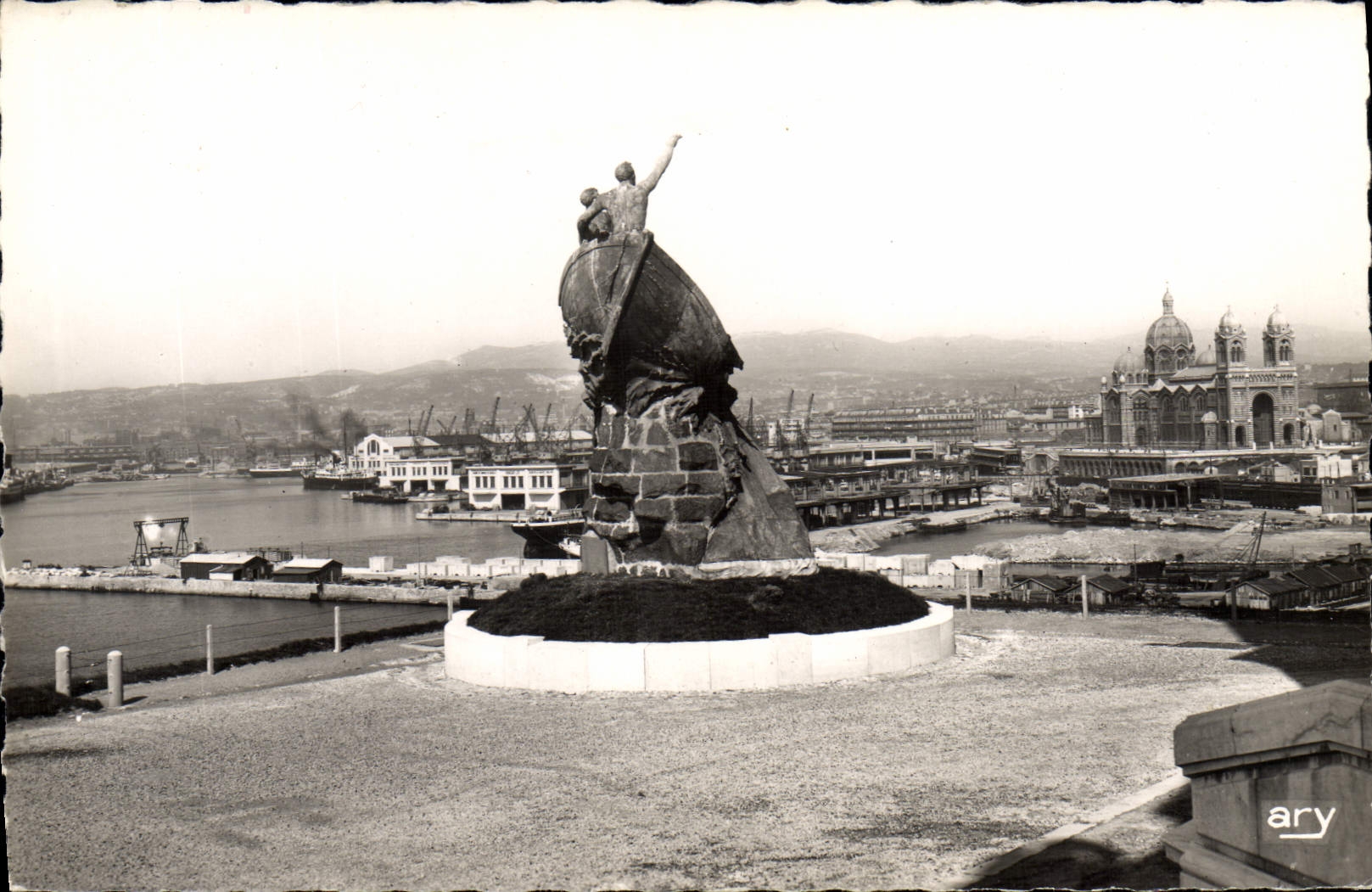CPM Marseille Le Phare Monument aux Heros de la mer et bassin de la Joliette