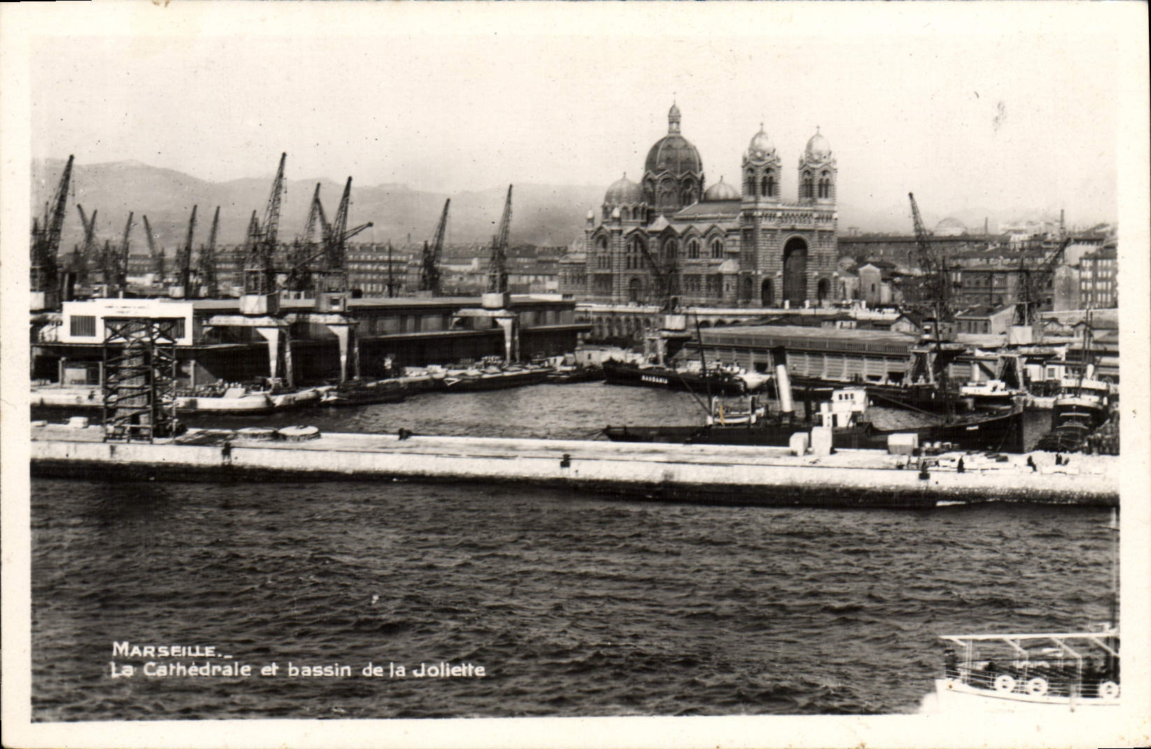 CPA Marseille La Cathedrale Et le bassin de la Joliette