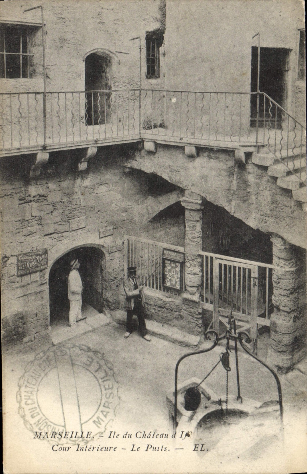 CPA Marseille Ile du Chateau d'If Cour interieure Le puits