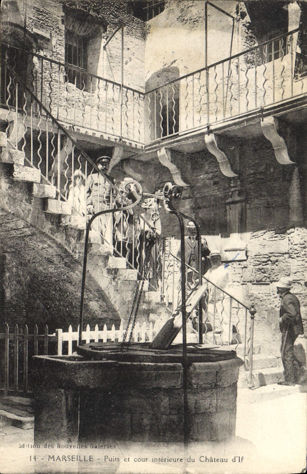 CPA Marseille Puits et Cour Interieure du Chateau d'If