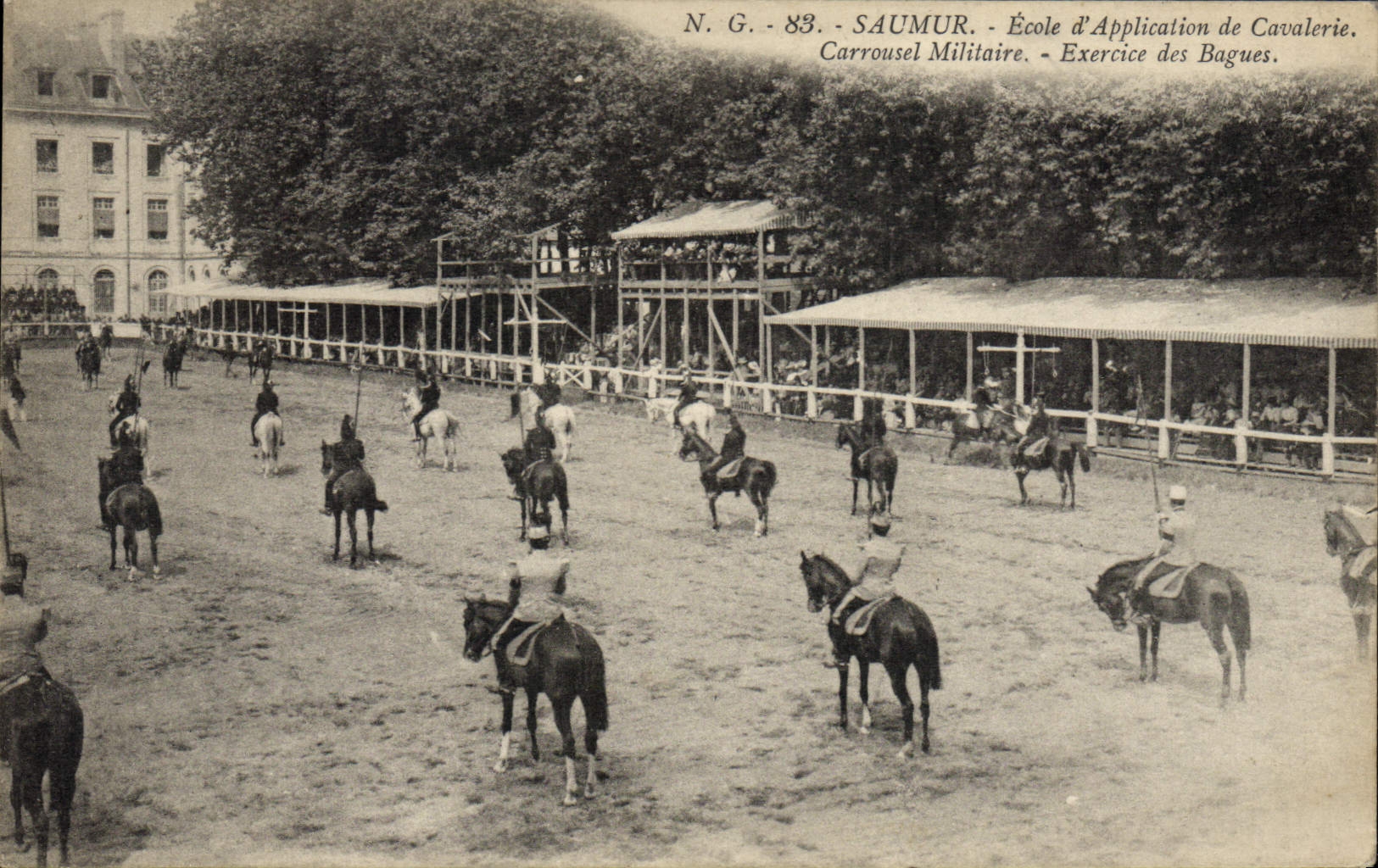 CPA Hippisme Cheval Saumur Ecole d'application de cavalerie Carrousel militaire Exercice des bagues 