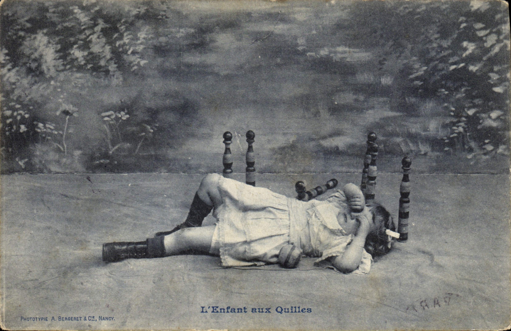 CPA Jeu de quilles L'enfant aux quilles