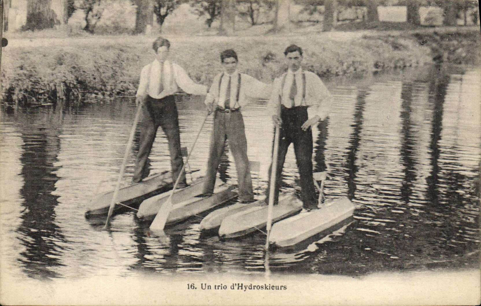 VINTAGE POSTCARD a trio of hydroskieurs