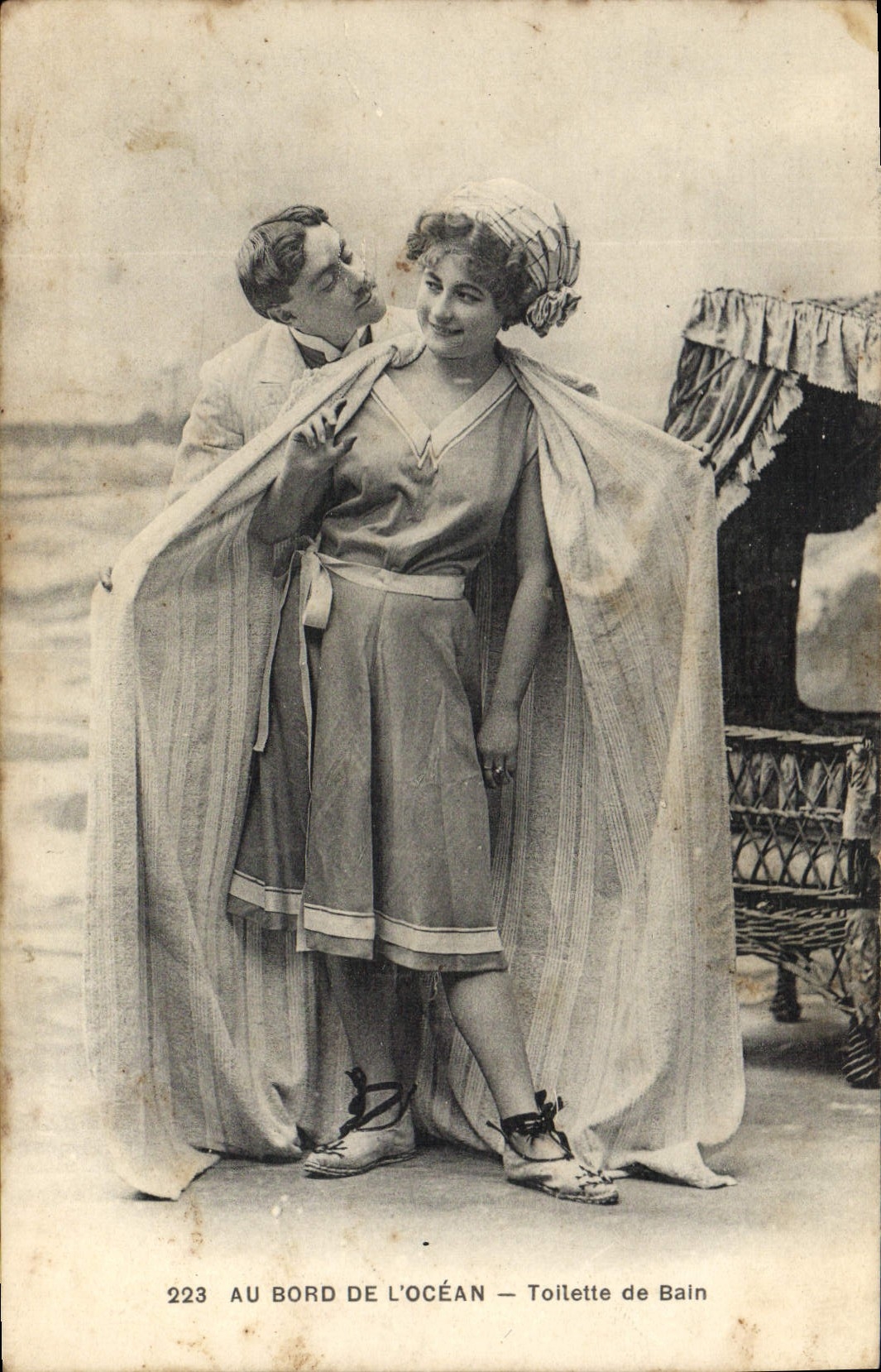 VINTAGE POSTCARD Woman Bathing suit Toilet of bath