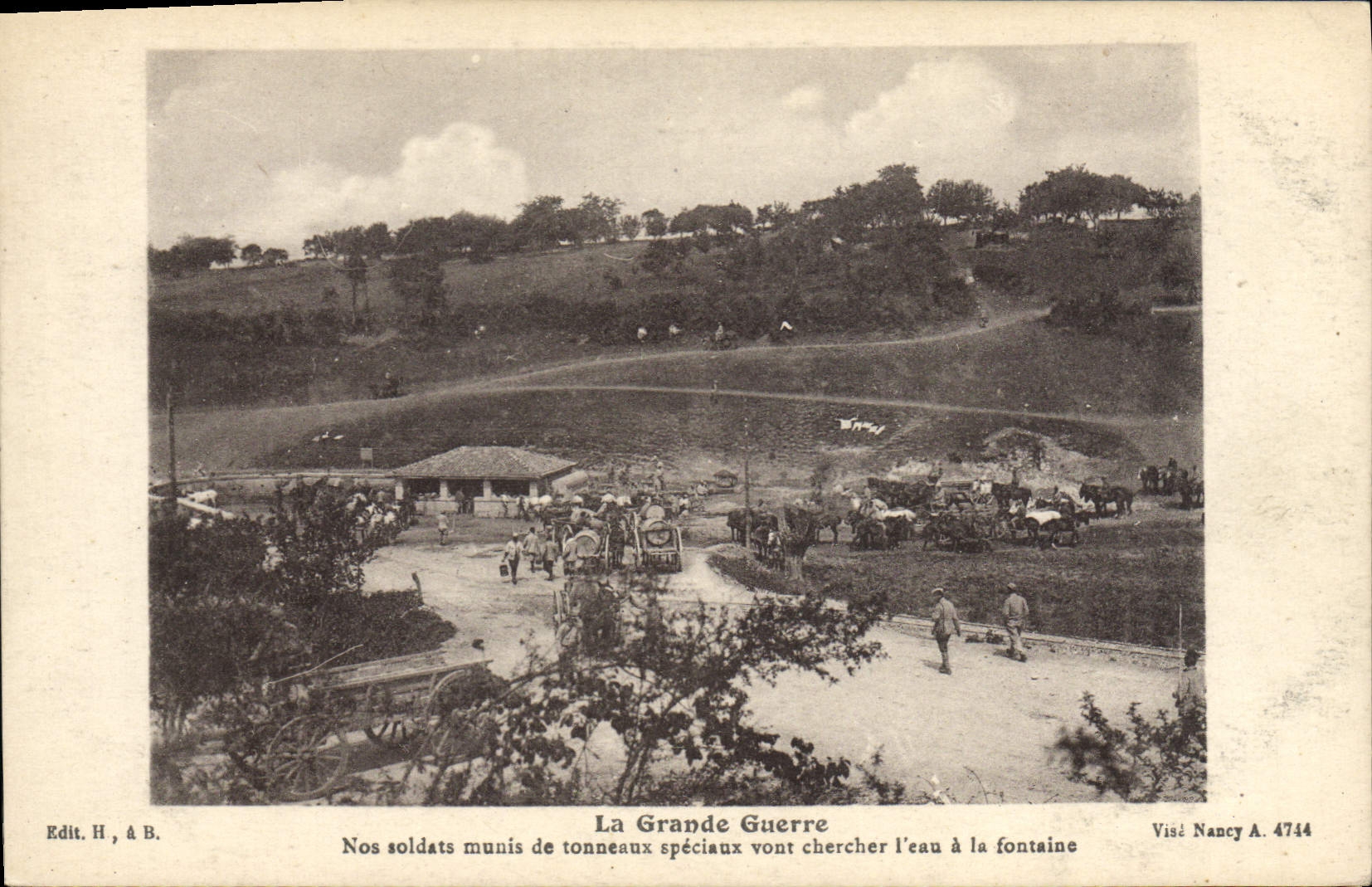 CPA Militaria Nos soldats muni de tonneaux speciaux vont chercher l'eau a la fontaine 