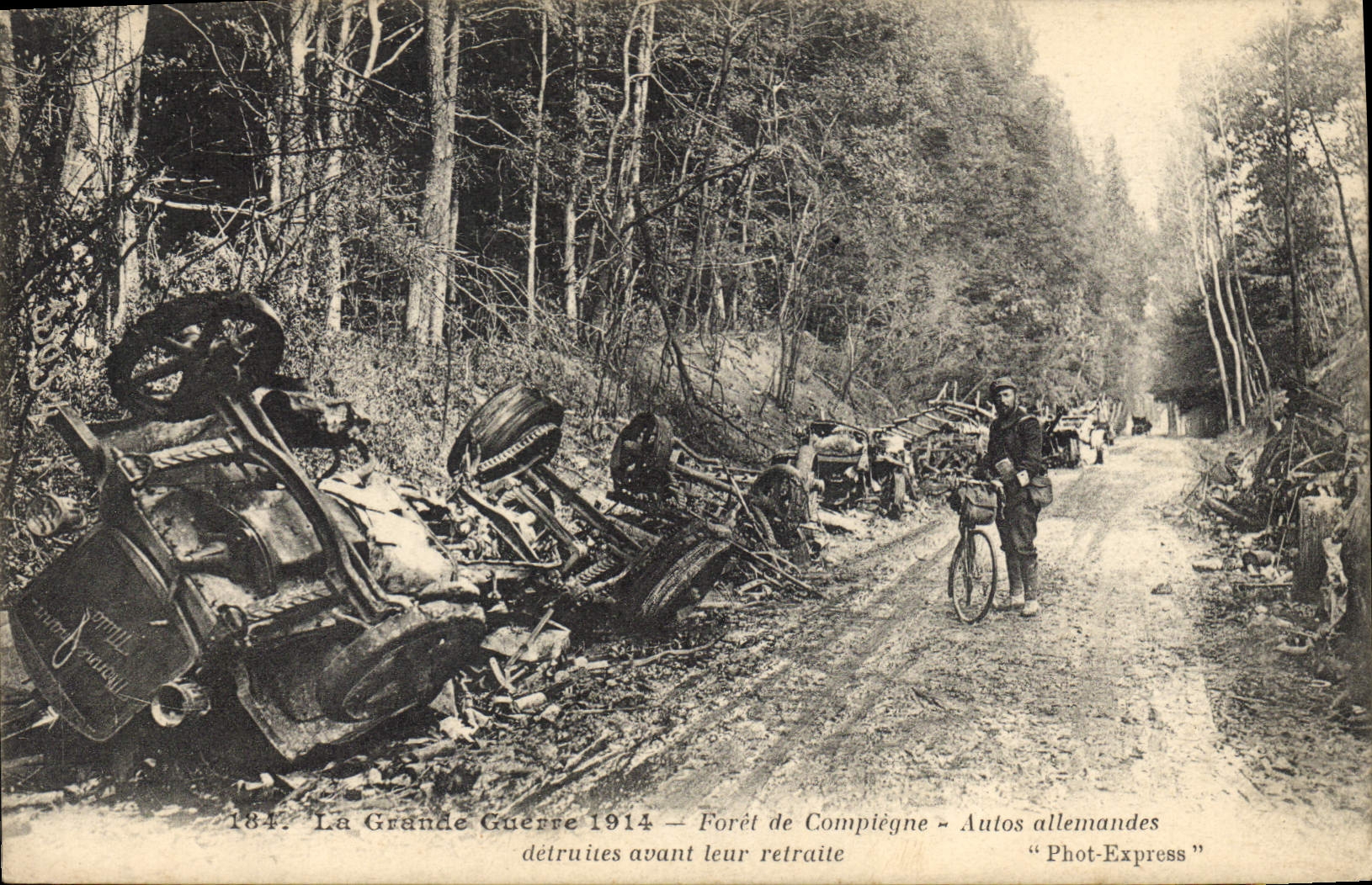 CPA Militaria Foret de Compiegne autos allemandes detruites avant leur retraite 