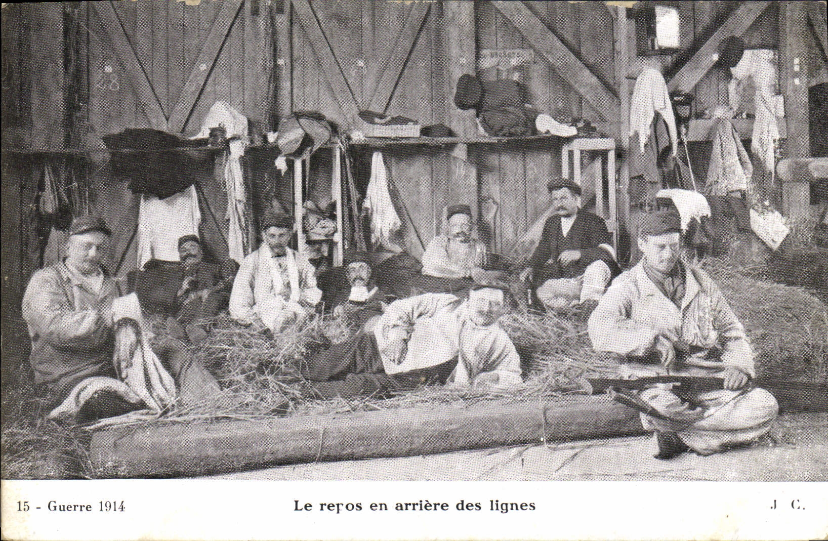 VINTAGE POSTCARD Militaria rest behind of the lines