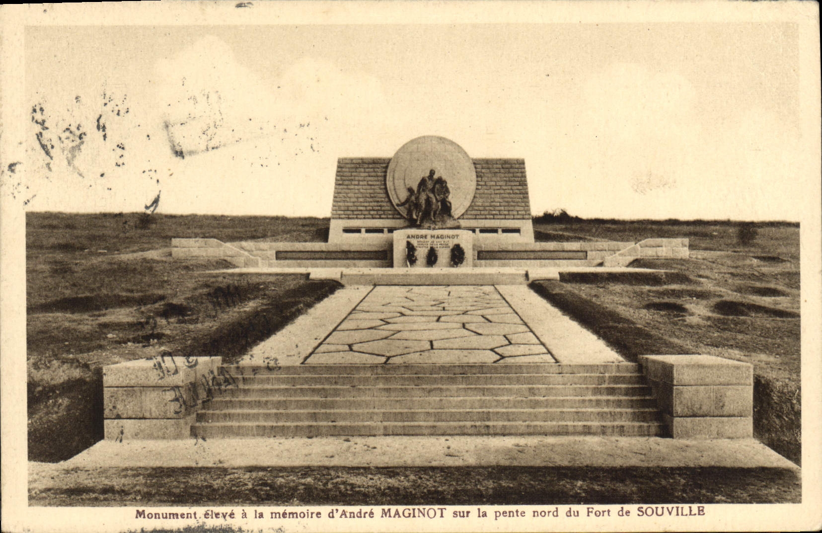El monumento de Militaria de la POSTAL de la VENDIMIA levantó con la memoria del maginot de Andre en la cuesta norteña de la fortaleza de Souville