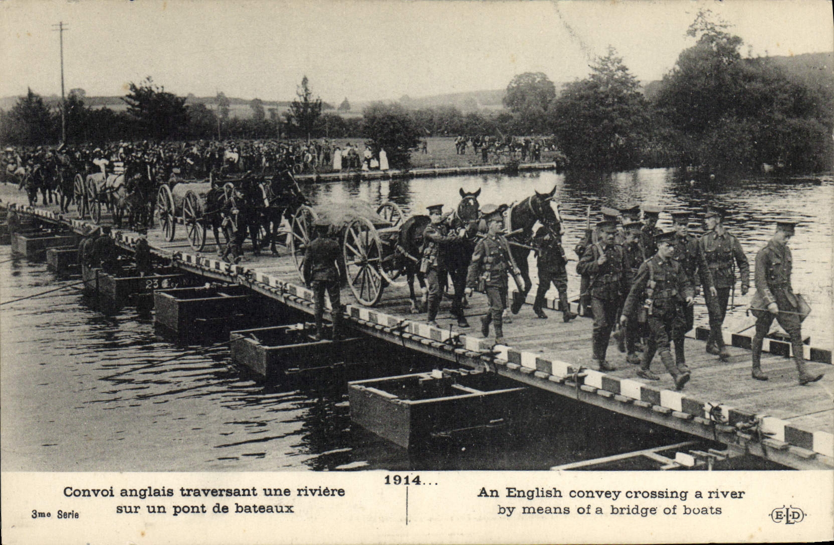 CPA Militaria Convoi anglais traversant une riviere sur un pont de bateaux