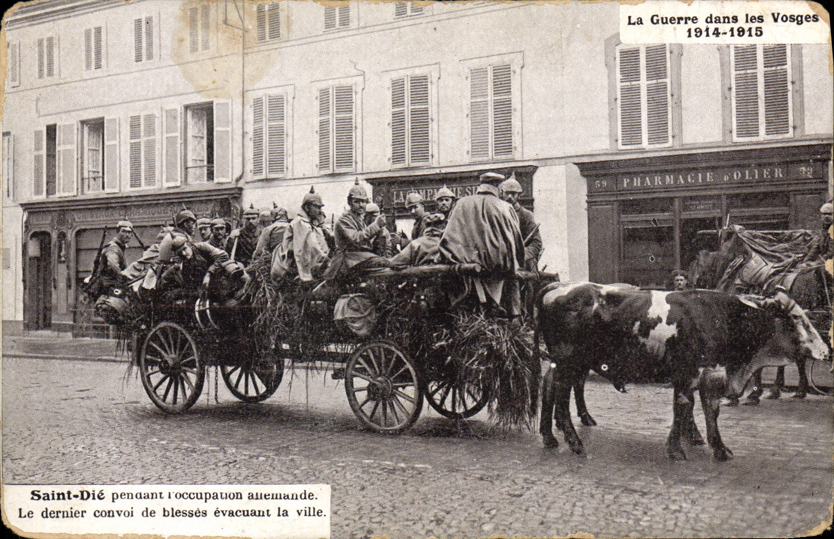 CPA Militaria Saint Die pendant l'occupation allemande Le dernier convoi de blesses evacuant la ville