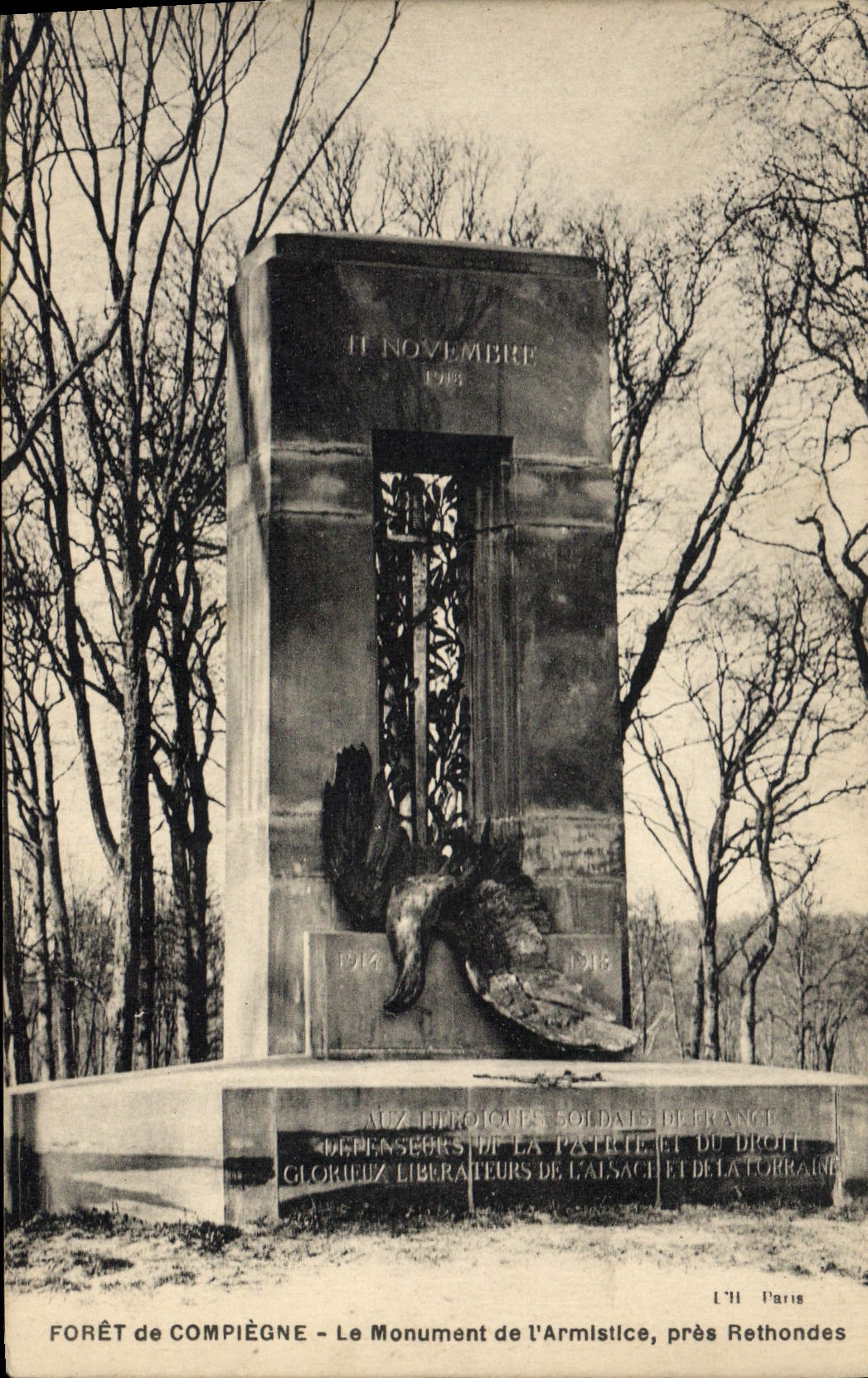 CPA Militaria Foret de Compiegne Le monument de l'armistice pres Rethondes Aigle