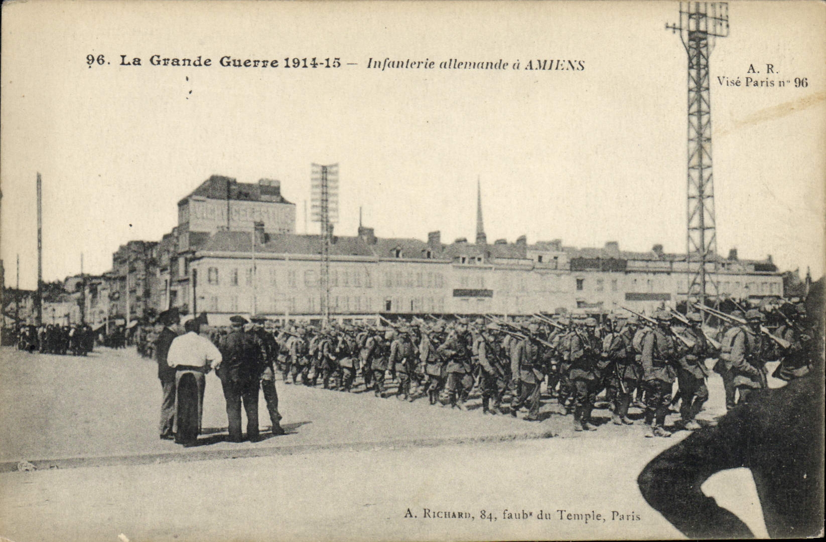 CPA Militaria Infanterie allemande a Amiens