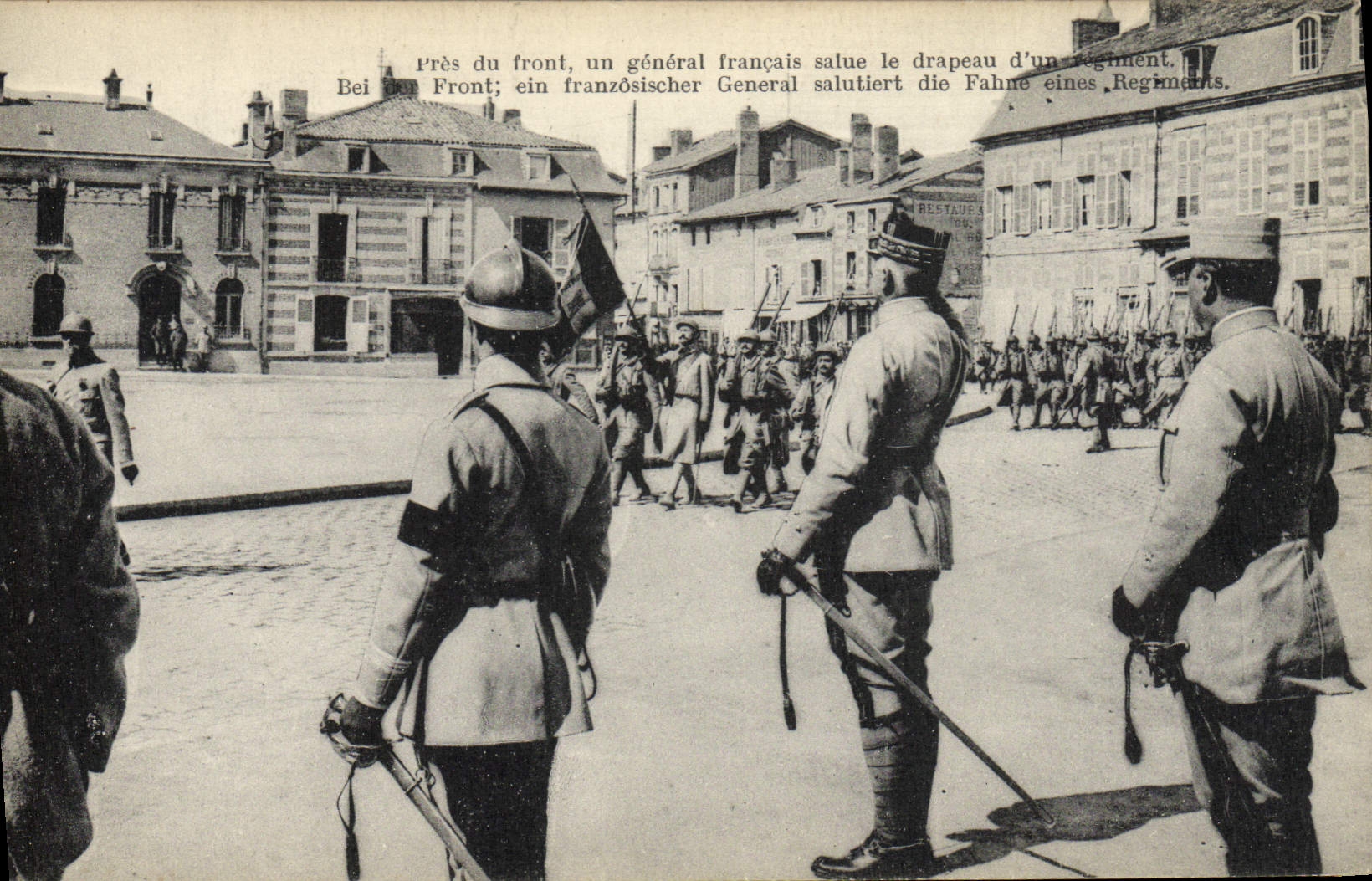 CPA Militaria General francais salue le drapeau d'un regiment