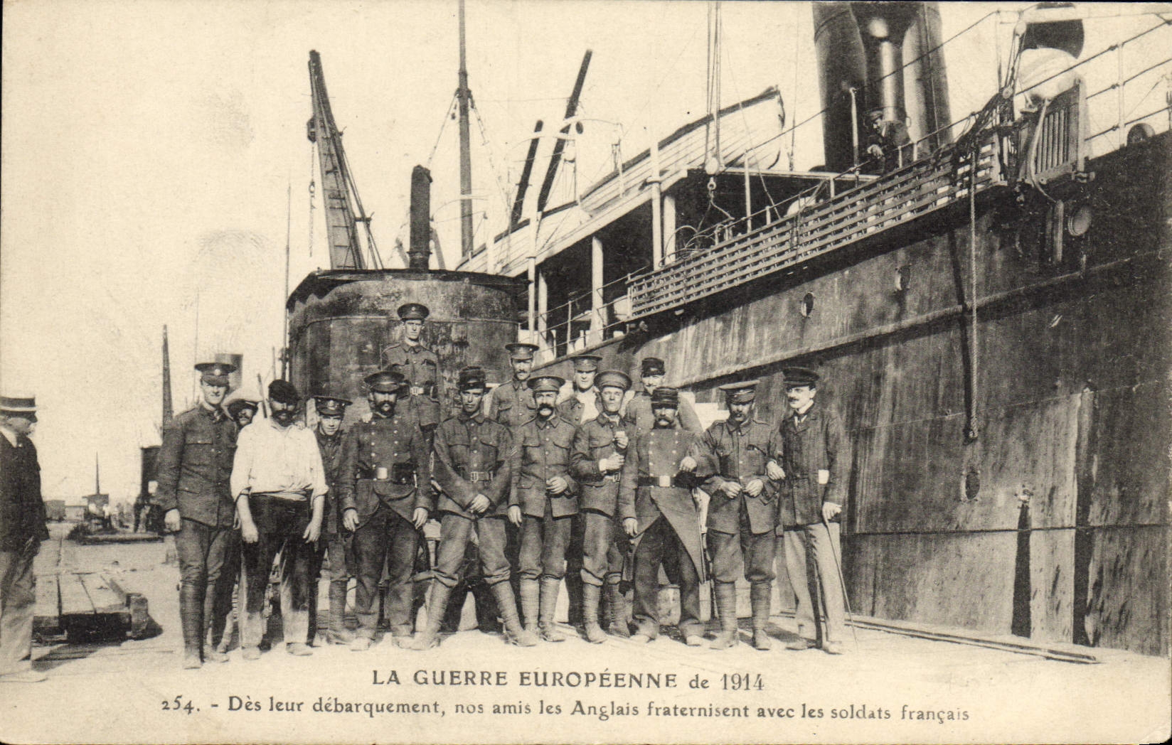 VINTAGE POSTCARD Militaria Debarquement our friends the English fraternize with the English soldiers