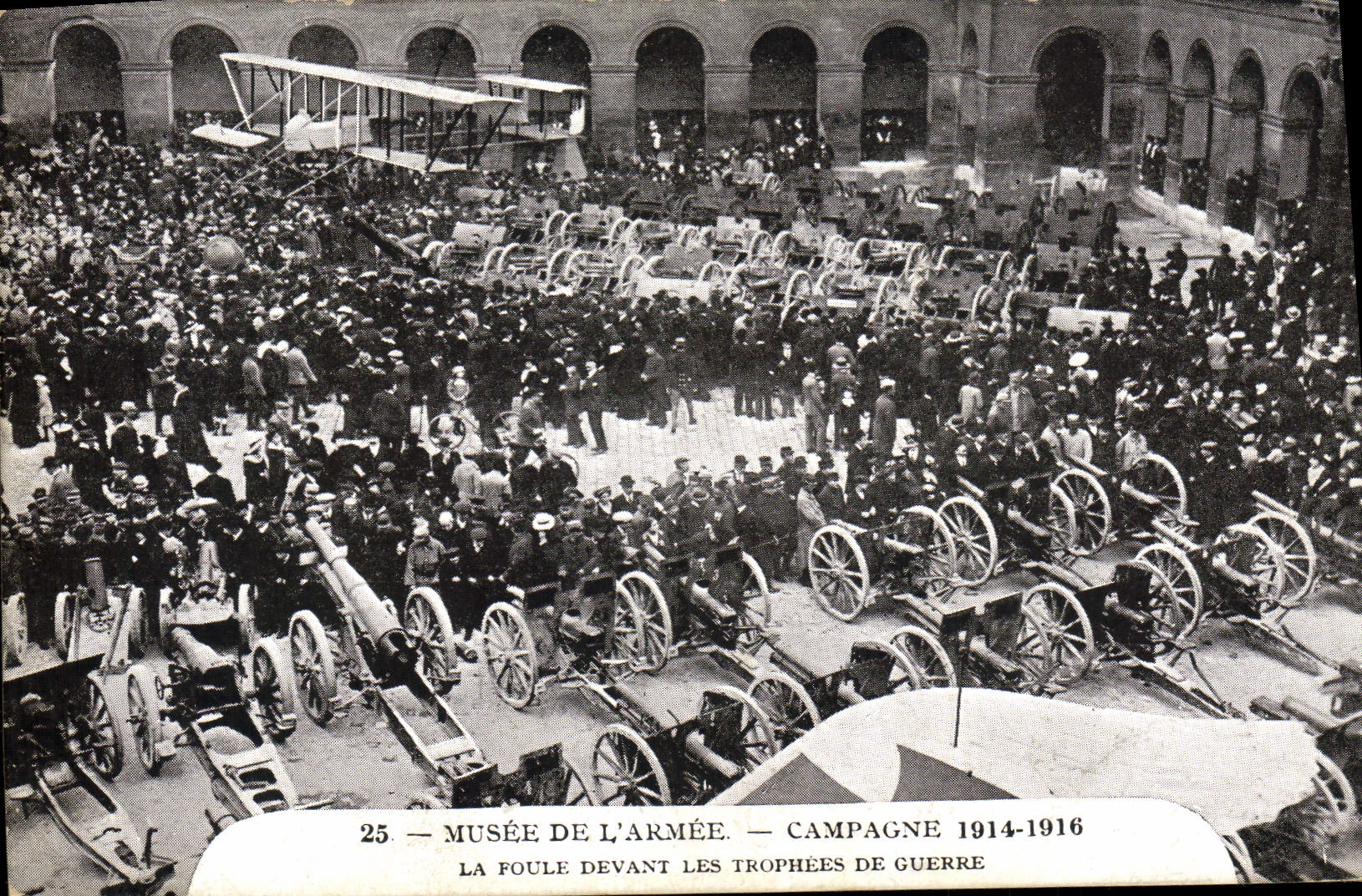 VINTAGE POSTCARD Militaria Museum of the army crowd in front of the trophies of war Plane Guns