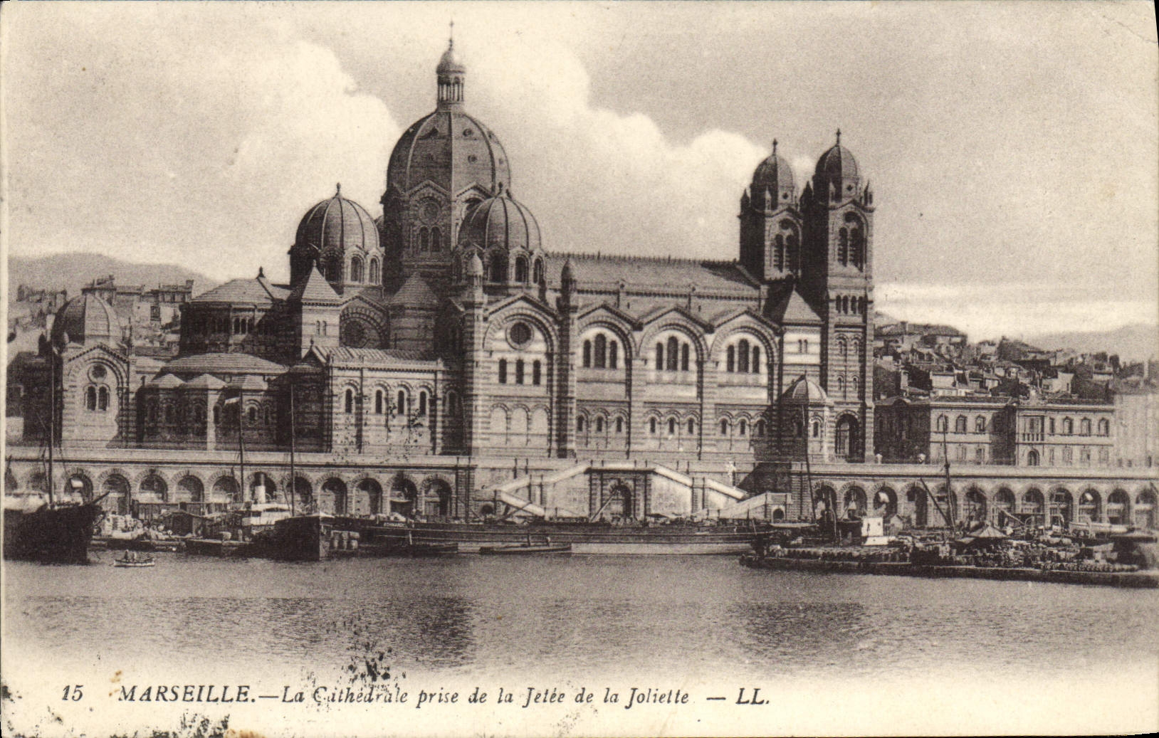 CPA Marseille La Cathedrale Prise de la Jetee de la Joliette