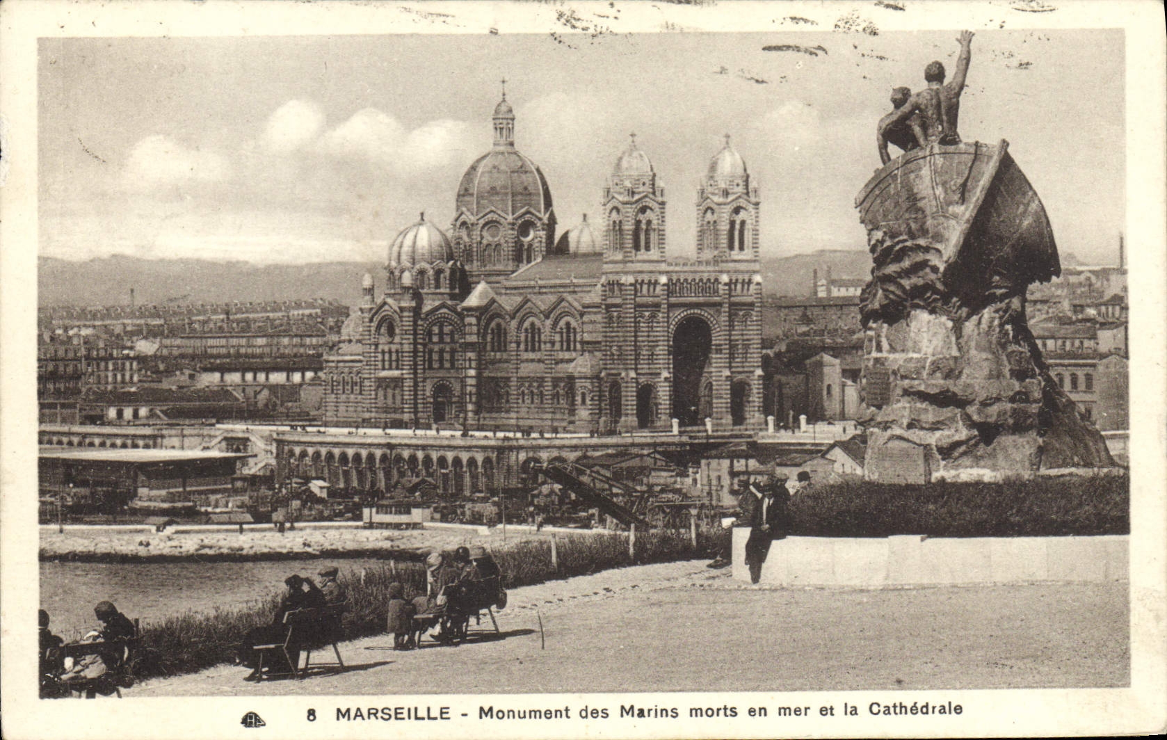 CPA Marseille Monument des Marins Morts en Mer et la Cathedrale