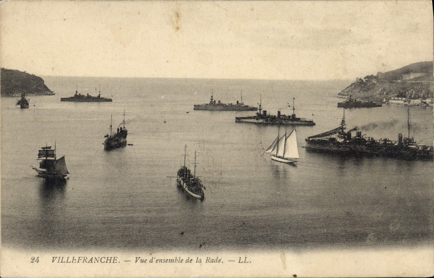 VINTAGE POSTCARD Villefranche Overall picture of the Roads Boats