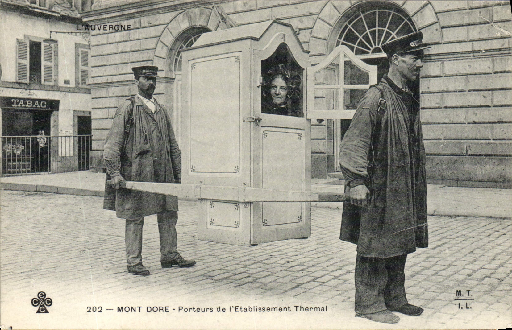 CPA Mont Dore Porteurs de l'etablissement thermal TOP