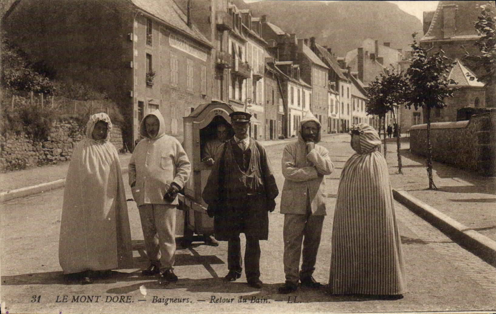 La POSTAL de la VENDIMIA el montaje dora la vuelta de los bañistas de la TAPA del baño