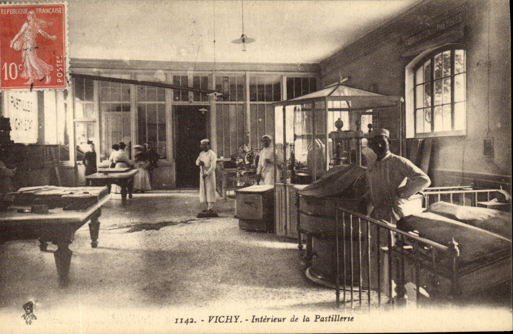 CPA Vichy Interieur de la pastillerie