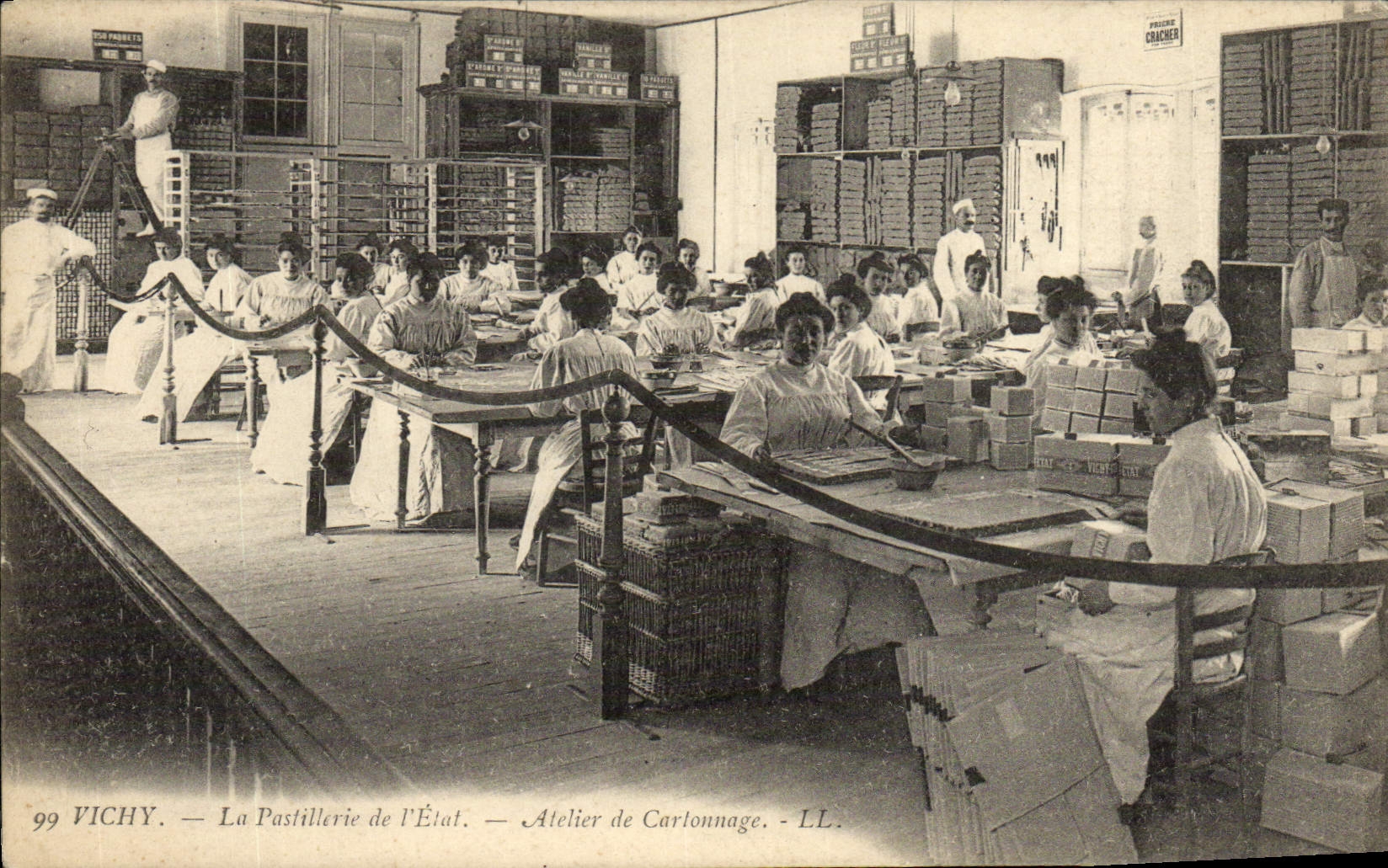 CPA Vichy La pastillerie de l'Etat Atelier de cartonnage TOP