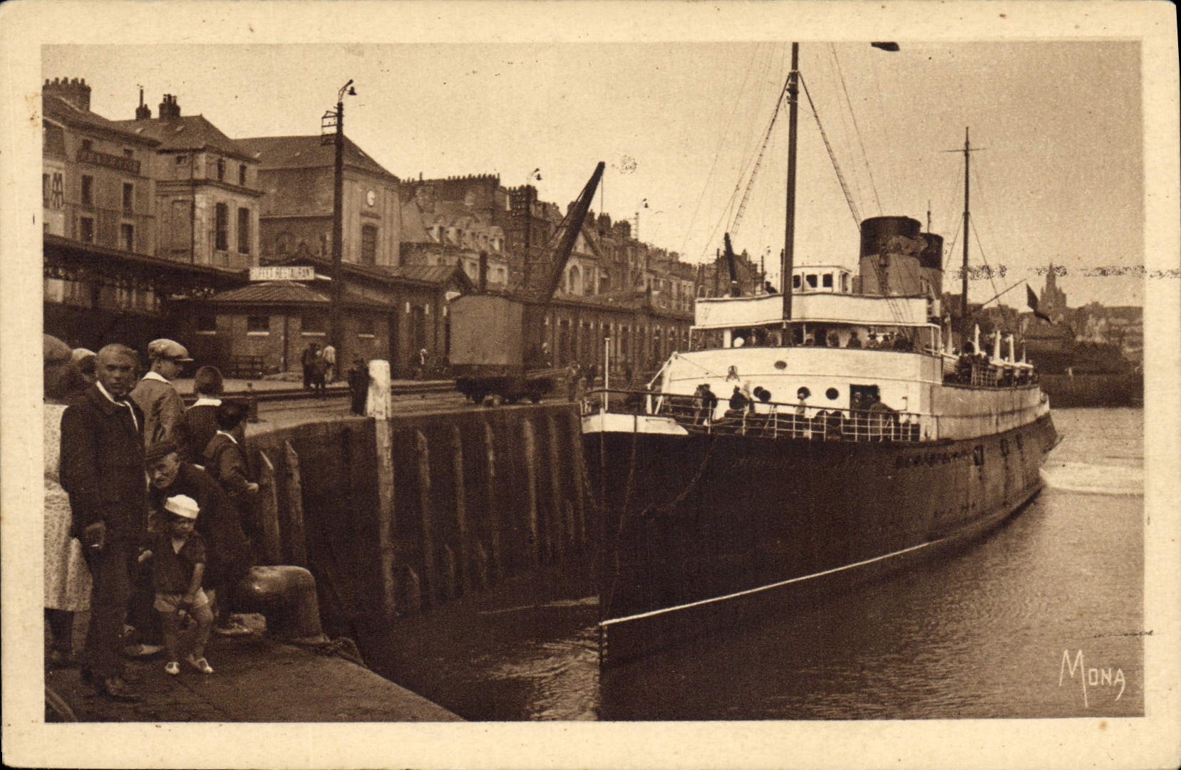 CPA Bateau Paquebot Versailles arrivant a la gare maritime Dieppe