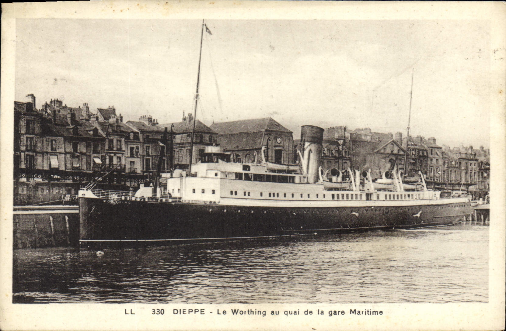 CPA Bateau Paquebot Dieppe Le Worthing au quai de la gare maritime 