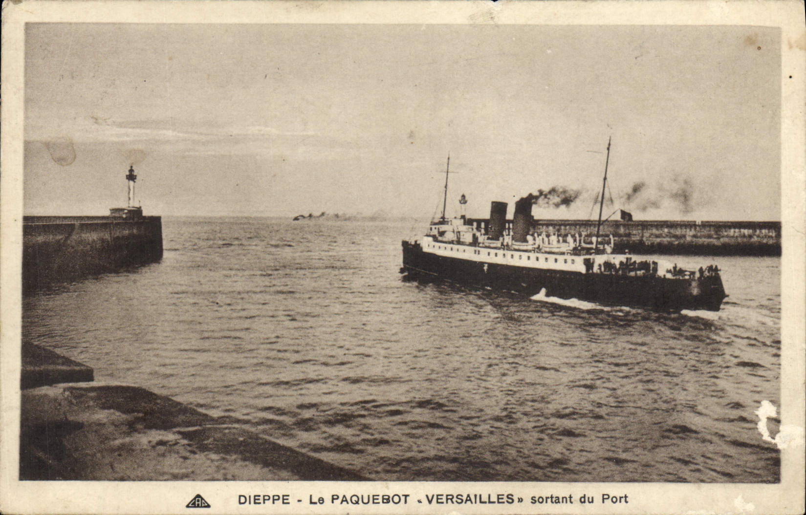VINTAGE POSTCARD Boat outgoing Versailles Steamer of the Dieppe port