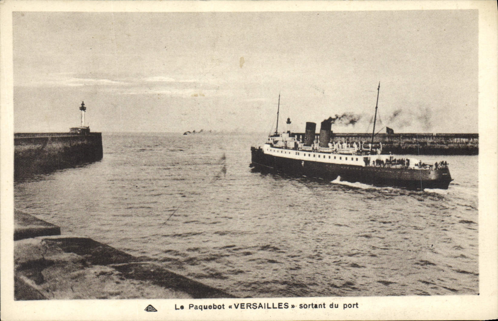 VINTAGE POSTCARD Boat outgoing Versailles Steamer of the port