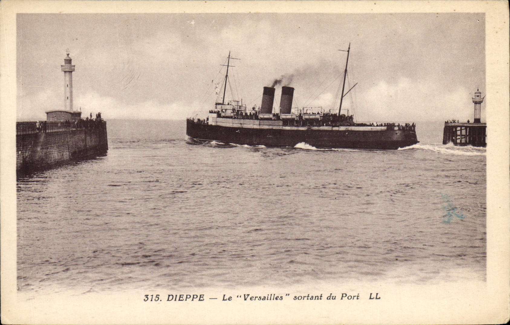 CPA Bateau Paquebot Dieppe Le Versailles sortant du port 