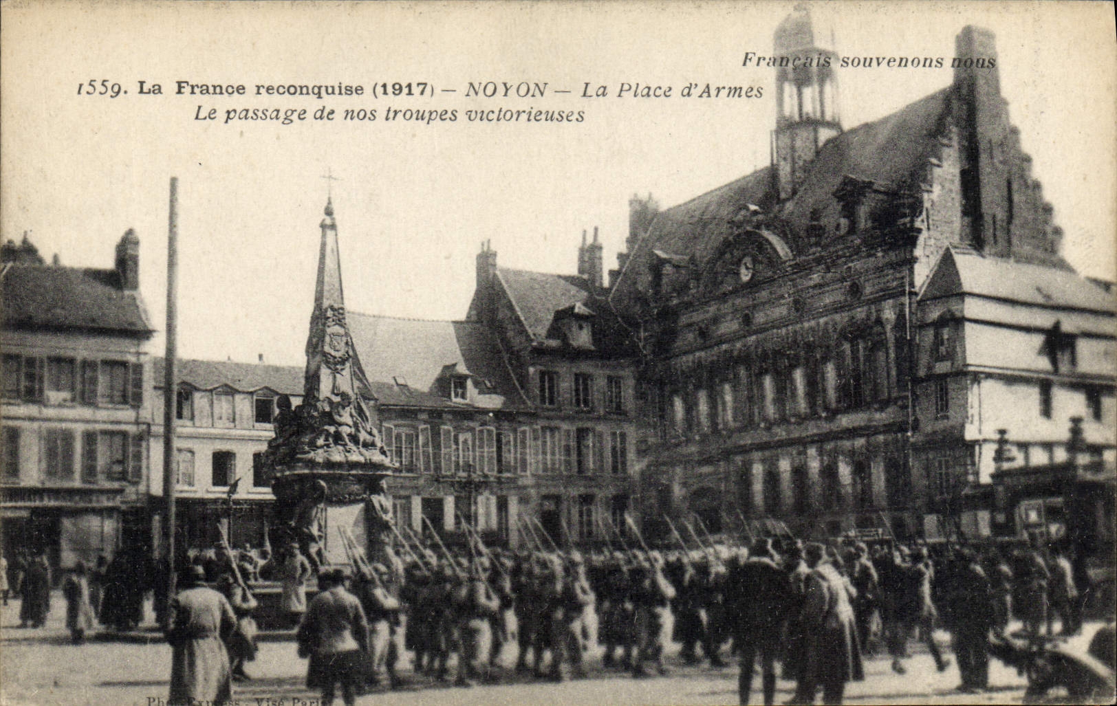 CPA Militaria Noyon La place d'armes Le passage de nos troupes victorieuses