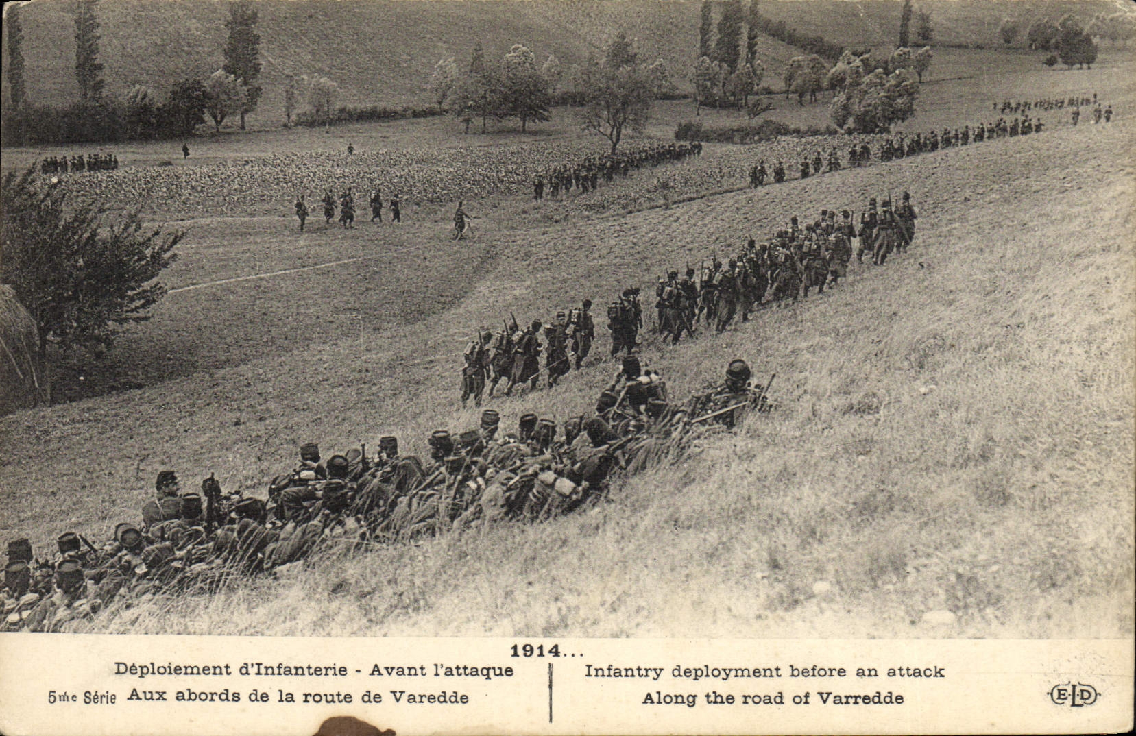 CPA Militaria Deploiement d'infanterie Avant l'attaque aux abords de la route de Varedde