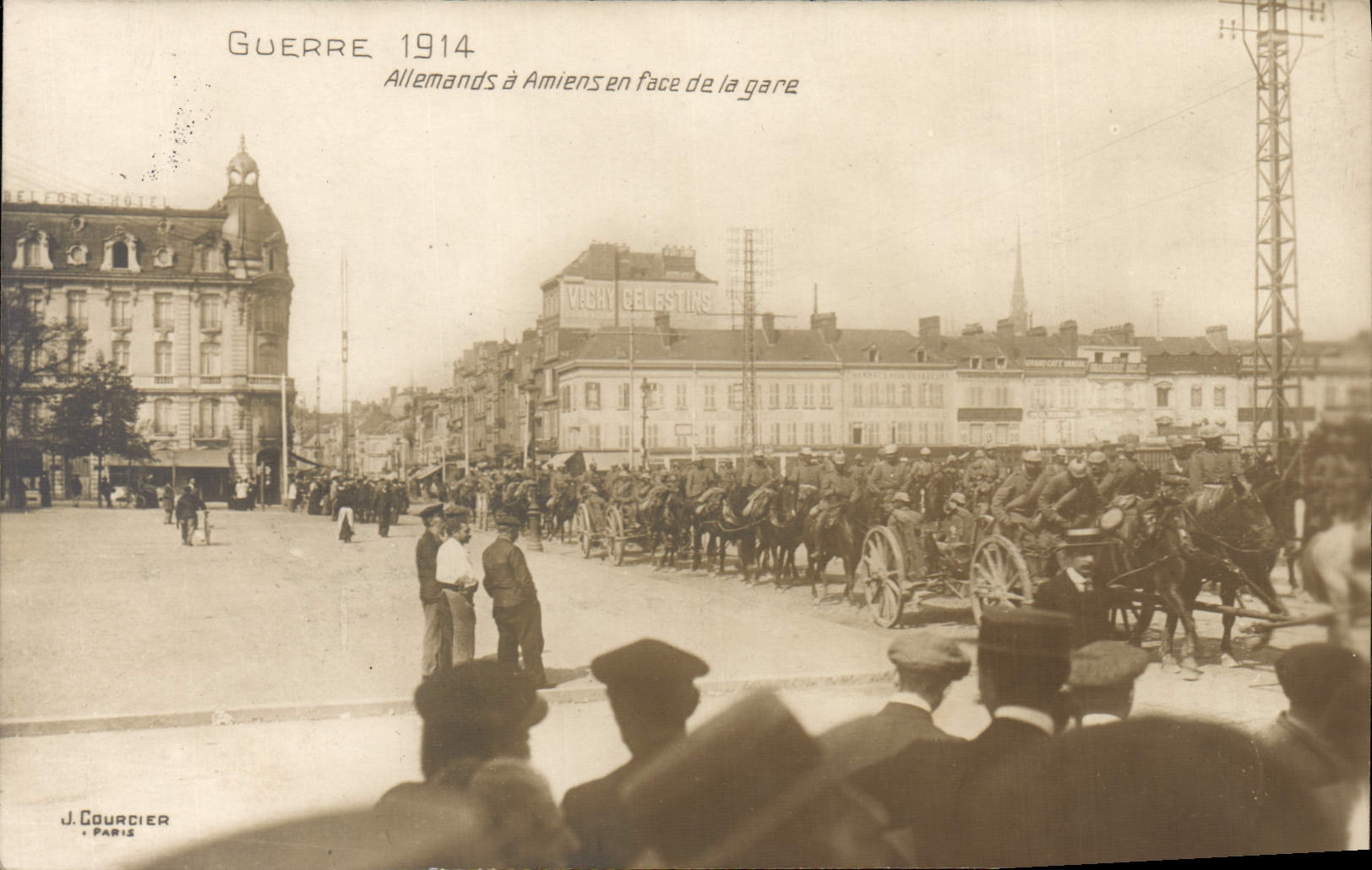 CPA Militaria Allemands a Amiens en face de la gare