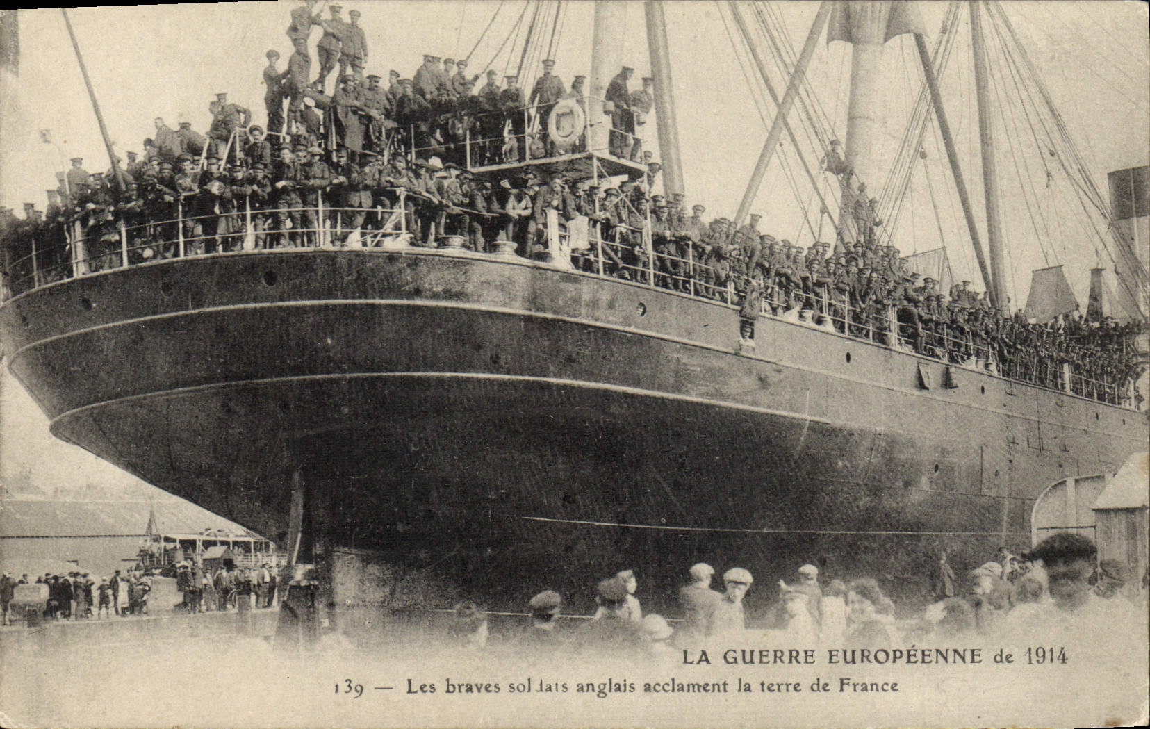 VINTAGE POSTCARD Militaria the brave men English soldiers acclaim the ground of France Boat