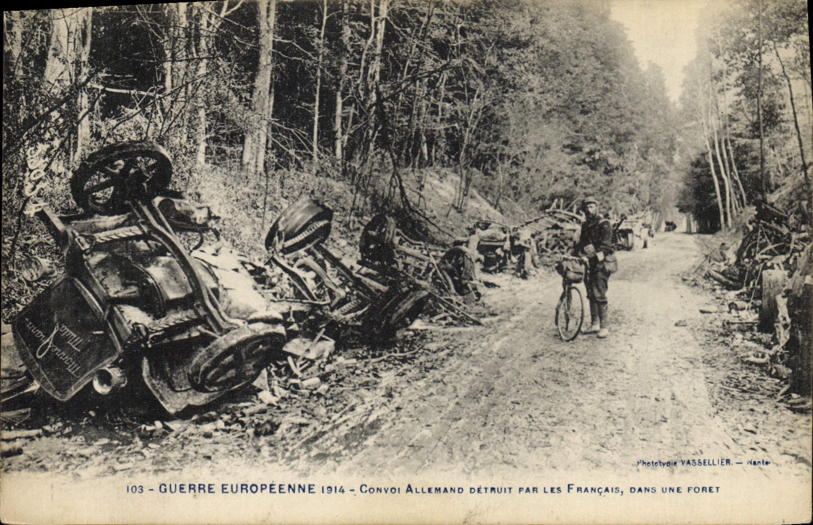 CPA Militaria Convoi allemand detruit par les Francais dans une foret 