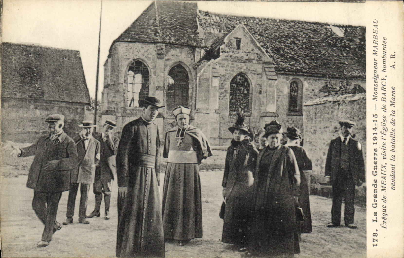 El Monseigneur Marbeau Eveque de Militaria de la POSTAL de la VENDIMIA de Meaux visita la iglesia de Barcy Bataille del Marne