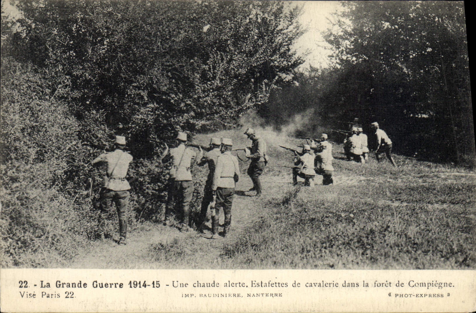 CPA Militaria Une chaude alerte Estafettes de cavalerie dans la foret de Compiegne 