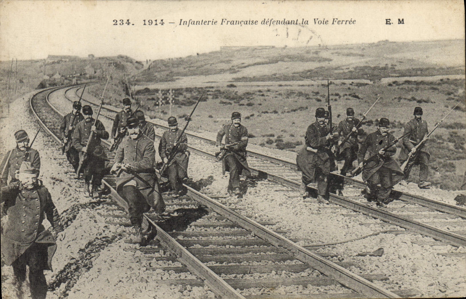 CPA Militaria Infanterie Francaise defendant la voie ferree