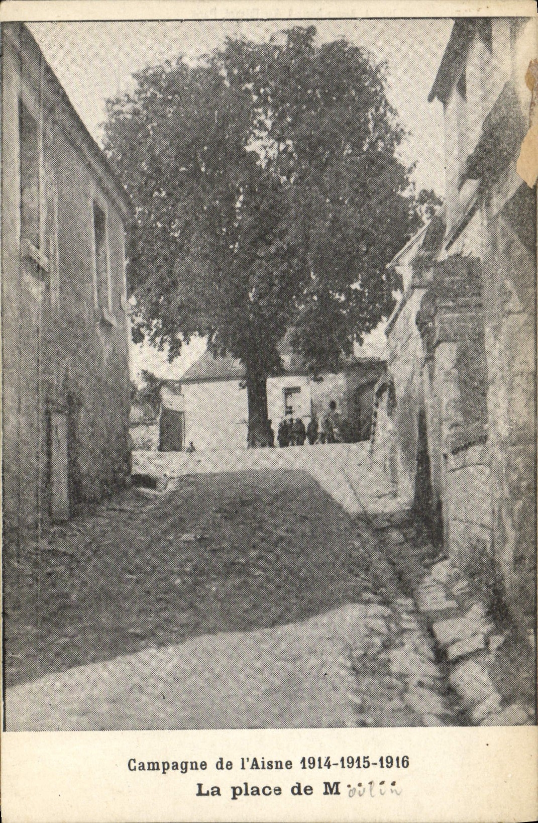 CPA Militaria La place de Moulin 