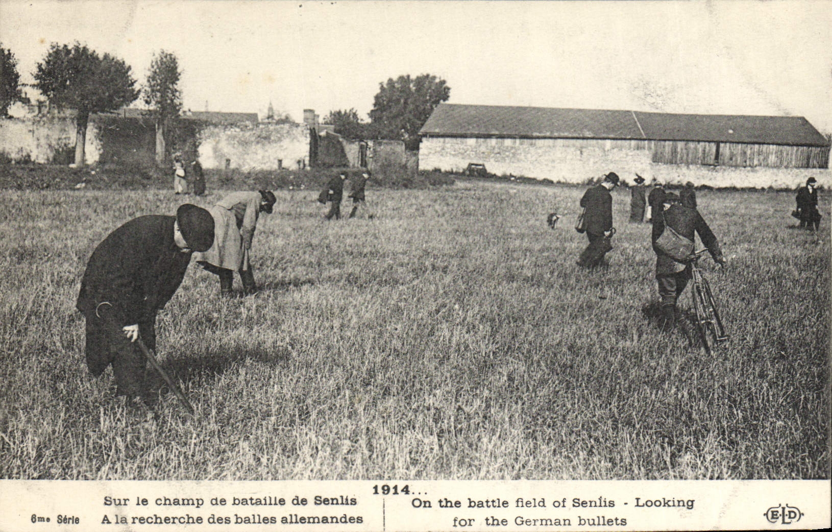 CPA Militaria Sur le champ de bataille de Senlis A la recherche des balles allemandes 