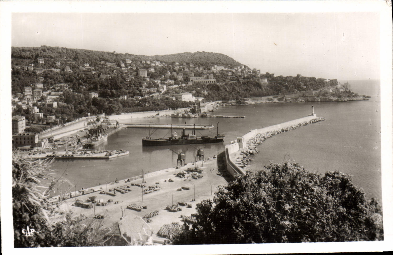 CPM Nice L'Entree du Port et le Mont Boron Bateau