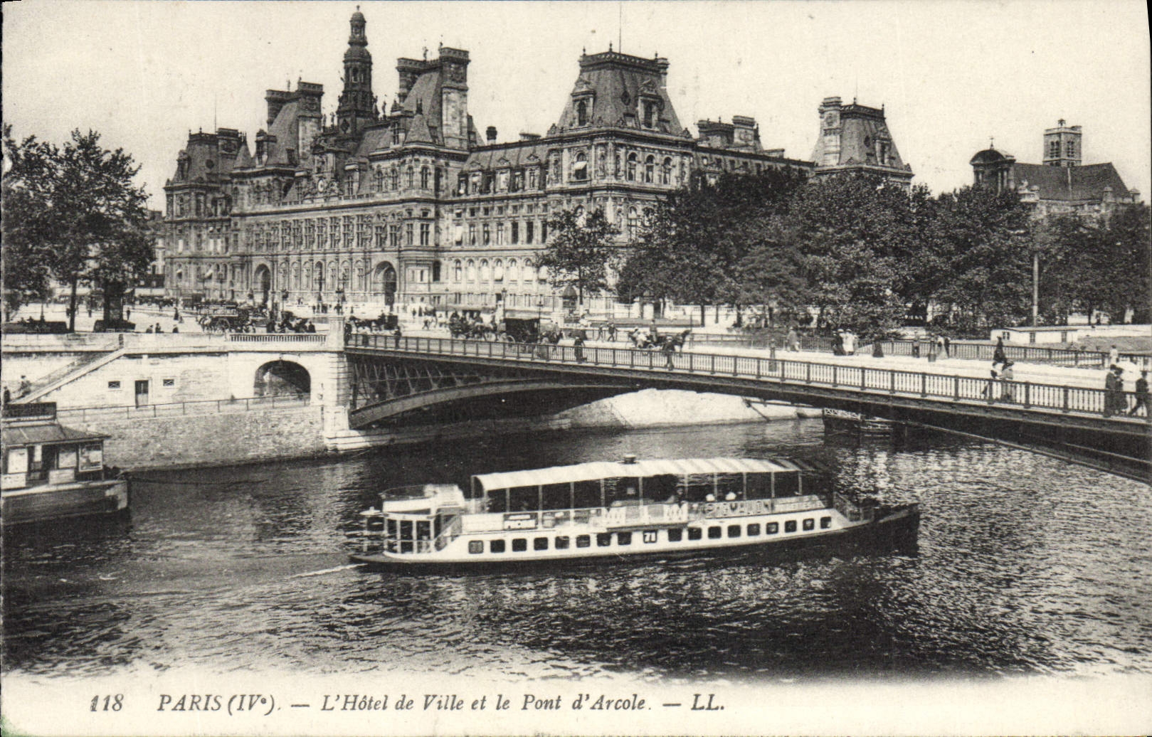 CPA Paris L'Hotel de Ville et le Pont d'Arcole Bateau Peniche 