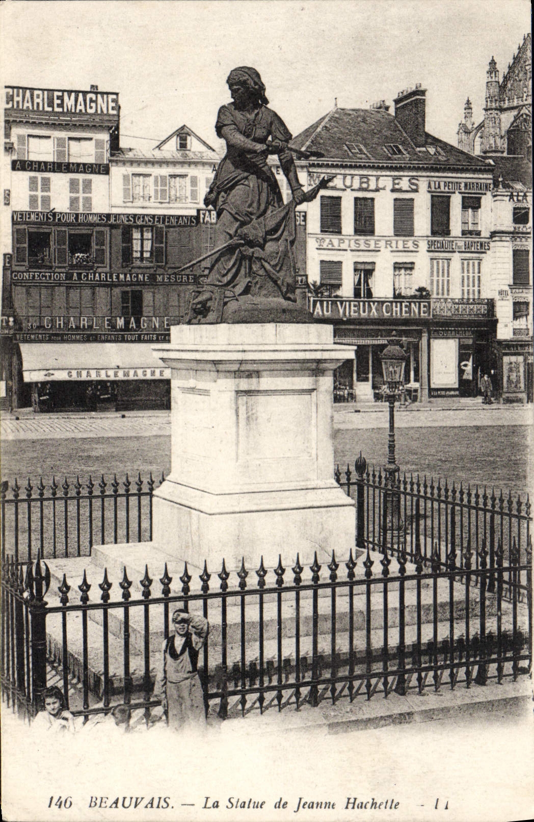 CPA Beauvais La Statue de Jeanne Hachette 