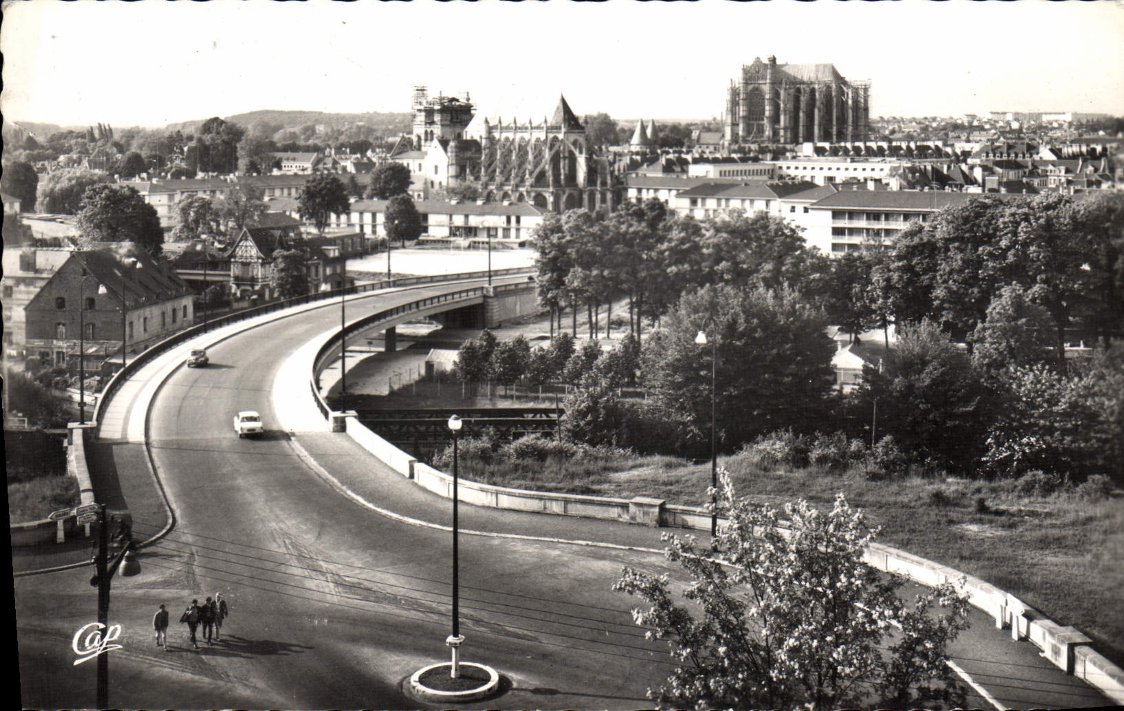CPM Beauvais Vue Generale Le pont Route 